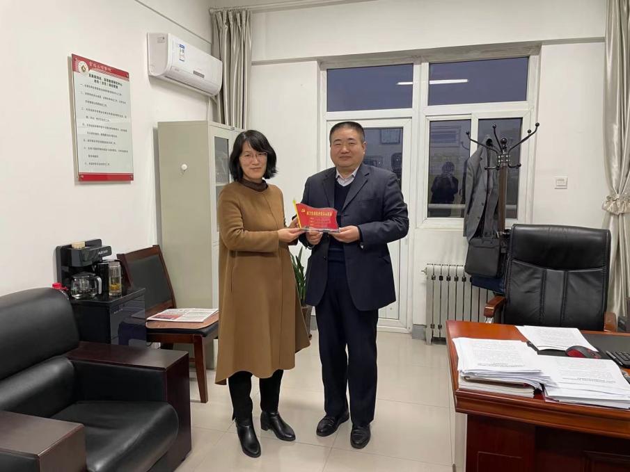 优秀党员颁授